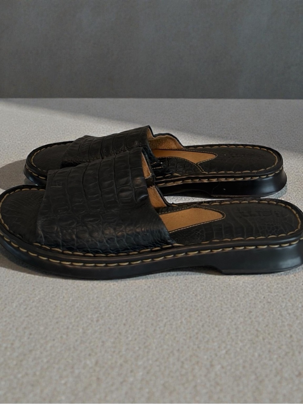 Børn Black Croc Embossed Leather Comfort Slide Sandals - Women's 9